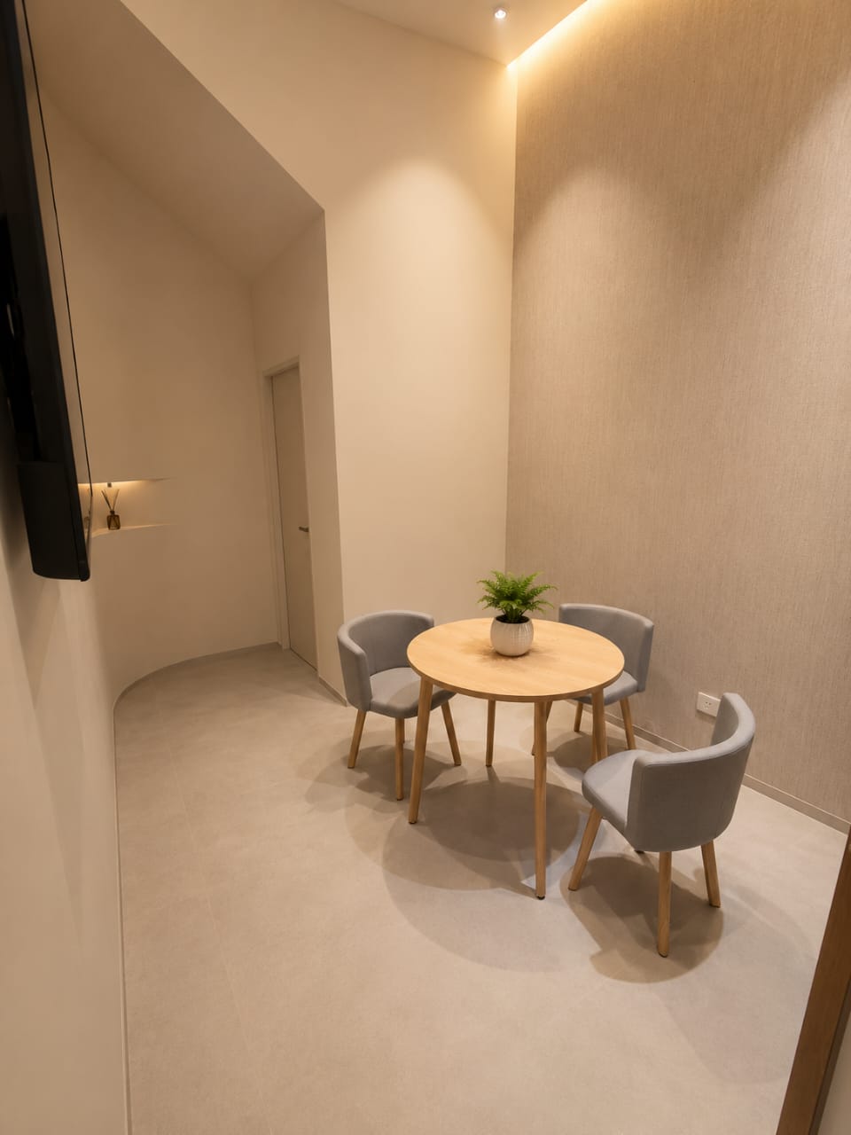 Patient discussion room with round table at OneHealth Clinic Horizon Hills